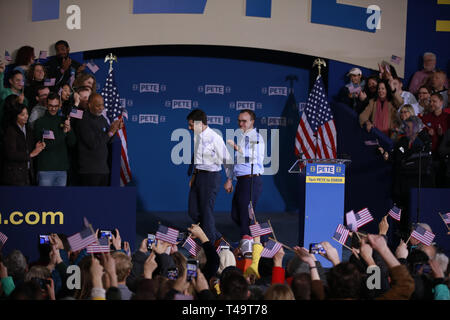 South Bend, Indiana, USA. 14. Apr 2019. South Bend, Indiana, USA. 14 Apr, 2019. South Bend, Indiana Bürgermeister Peter Buttigieg gesehen Hände mit seinem Ehemann Züchtige Buttigieg während einer Kampagne Fall kündigte er an, dass er für die Präsidentschaft der Vereinigten Staaten bei der Wahl 2020 mit Studebaker Gebäude 84. Quelle: Jeremy Hogan/SOPA Images/ZUMA Draht/Alamy leben Nachrichten Stockfoto