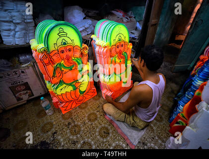 Kolkata, West Bengal, Indien. 14 Apr, 2019. Ein Künstler gesehen, die eine abschließende Note auf verschiedenen dekorativen Elemente von Lord Ganesha, Hakenkreuz Symbol, das für Poila Baisakh vor der bengalischen Neujahrsfest in der ganzen Stadt am 15 April, 2019 verwendet wird. Credit: Avishek Das/SOPA Images/ZUMA Draht/Alamy leben Nachrichten Stockfoto