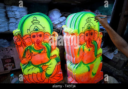 Kolkata, West Bengal, Indien. 14 Apr, 2019. Ein Künstler gesehen, die eine abschließende Note auf verschiedenen dekorativen Elemente von Lord Ganesha, Hakenkreuz Symbol, das für Poila Baisakh vor der bengalischen Neujahrsfest in der ganzen Stadt am 15 April, 2019 verwendet wird. Credit: Avishek Das/SOPA Images/ZUMA Draht/Alamy leben Nachrichten Stockfoto