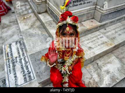 Kolkata, Indien. 14. Apr 2019. Ein junges Mädchen gesehen, die Teilnehmenden während der kumari Puja am adyapith Tempel. Kumari Puja ist ein indisch-hinduistischen Tradition gefeiert, vor allem während der Durga Puja/Basanti Puja/Navratri Laut hinduistischen Kalenders. Kumari beschreibt eigentlich eine Jungfrau, Mädchen im Alter von 1 bis 16 Jahren, die sich während des Übergangs von Ashtami/Navami tithi der Durga Puja / Navaratri verehrt Nach der hinduistischen Mythologie. Credit: SOPA Images Limited/Alamy leben Nachrichten Stockfoto