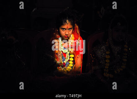 Kolkata, Indien. 14. Apr 2019. Ein junges Mädchen gesehen, die Teilnehmenden während der kumari Puja am adyapith Tempel. Kumari Puja ist ein indisch-hinduistischen Tradition gefeiert, vor allem während der Durga Puja/Basanti Puja/Navratri Laut hinduistischen Kalenders. Kumari beschreibt eigentlich eine Jungfrau, Mädchen im Alter von 1 bis 16 Jahren, die sich während des Übergangs von Ashtami/Navami tithi der Durga Puja / Navaratri verehrt Nach der hinduistischen Mythologie. Credit: SOPA Images Limited/Alamy leben Nachrichten Stockfoto