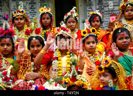 Kolkata, Indien. 14. Apr 2019. Junge Mädchen gesehen die Teilnehmenden während der kumari Puja am adyapith Tempel. Kumari Puja ist ein indisch-hinduistischen Tradition gefeiert, vor allem während der Durga Puja/Basanti Puja/Navratri Laut hinduistischen Kalenders. Kumari beschreibt eigentlich eine Jungfrau, Mädchen im Alter von 1 bis 16 Jahren, die sich während des Übergangs von Ashtami/Navami tithi der Durga Puja / Navaratri verehrt Nach der hinduistischen Mythologie. Credit: SOPA Images Limited/Alamy leben Nachrichten Stockfoto