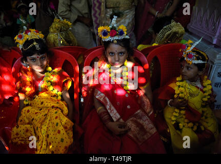 Kolkata, Indien. 14. Apr 2019. Junge Mädchen gesehen die Teilnehmenden während der kumari Puja am adyapith Tempel. Kumari Puja ist ein indisch-hinduistischen Tradition gefeiert, vor allem während der Durga Puja/Basanti Puja/Navratri Laut hinduistischen Kalenders. Kumari beschreibt eigentlich eine Jungfrau, Mädchen im Alter von 1 bis 16 Jahren, die sich während des Übergangs von Ashtami/Navami tithi der Durga Puja / Navaratri verehrt Nach der hinduistischen Mythologie. Credit: SOPA Images Limited/Alamy leben Nachrichten Stockfoto