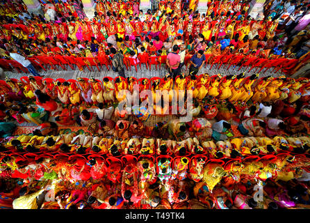 Kolkata, Indien. 14. Apr 2019. Luftaufnahme von der Innenseite adyapith Tempel zeigen rund 2000 junge Mädchen, wie Sie in der Kumari Puja in diesem Jahr teilnehmen. Kumari Puja ist ein indisch-hinduistischen Tradition gefeiert, vor allem während der Durga Puja/Basanti Puja/Navratri Laut hinduistischen Kalenders. Kumari beschreibt eigentlich eine Jungfrau, Mädchen im Alter von 1 bis 16 Jahren, die sich während des Übergangs von Ashtami/Navami tithi der Durga Puja / Navaratri verehrt Nach der hinduistischen Mythologie. Credit: SOPA Images Limited/Alamy leben Nachrichten Stockfoto