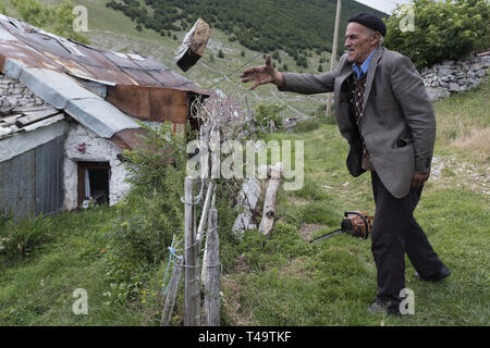 Lukomir, Bosnien. 9. Juli 2018. Ein Mann wirft Holz, die er gerade für den Einsatz in seinem Herd gehackt. In den Bergen oberhalb von Sarajevo auf etwa 1500 Meter liegt Lukomir, der am weitesten entfernten Dorf in ganz Bosnien. Das Dorf besteht hauptsächlich aus Nomaden Schafe herder, adn eine Bevölkerung von etwa 20 Personen. Als unstrategic durch die Serben, Lukomir ist einer der wenigen Bereiche, die während des Krieges in den 1990er Jahren unberührt blieb. Die Bevölkerung des Dorfes wird langsam verschwinden. Mit Kindern der Schule zu besuchen und an anderer Stelle nicht zurückkommen, was ist die Zukunft dieses Dorf? Nach diesem curre Stockfoto