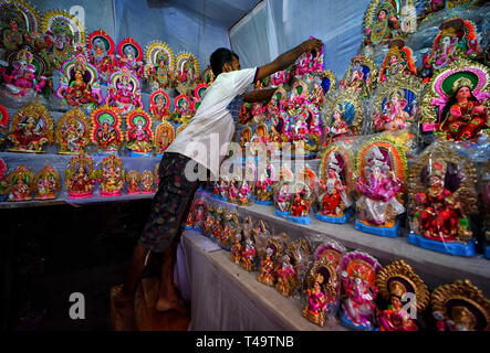 Kolkata, West Bengal, Indien. 14 Apr, 2019. Einzelhandel Verkäufer gesehen zeigt die Idole von Laxmi & Ganesh an seinem Speicher zum Verkauf vor Anlässlich der bengalischen Neujahrsfest & Puja vor, der am 15. April 2019. Credit: Avishek Das/SOPA Images/ZUMA Draht/Alamy leben Nachrichten Stockfoto