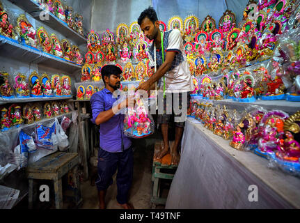 Kolkata, West Bengal, Indien. 14 Apr, 2019. Einzelhandel Verkäufer gesehen zeigt die Idole von Laxmi & Ganesh an seinem Speicher zum Verkauf vor Anlässlich der bengalischen Neujahrsfest & Puja vor, der am 15. April 2019. Credit: Avishek Das/SOPA Images/ZUMA Draht/Alamy leben Nachrichten Stockfoto