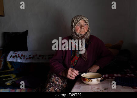 Lukomir, Bosnien. 9. Juli 2018. Eine Frau isst Suppe in Ihr Zuhause. In den Bergen oberhalb von Sarajevo auf etwa 1500 Meter liegt Lukomir, der am weitesten entfernten Dorf in ganz Bosnien. Das Dorf besteht hauptsächlich aus Nomaden Schafe herder, adn eine Bevölkerung von etwa 20 Personen. Als unstrategic durch die Serben, Lukomir ist einer der wenigen Bereiche, die während des Krieges in den 1990er Jahren unberührt blieb. Die Bevölkerung des Dorfes wird langsam verschwinden. Mit Kindern der Schule zu besuchen und an anderer Stelle nicht zurückkommen, was ist die Zukunft dieses Dorf? Nach der aktuellen Generation von Ältesten ist Stockfoto