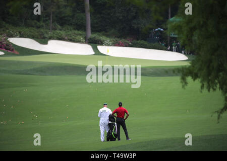 Augusta, USA. 14. Apr 2019. Tiger Woods (USA) auf der 13. Während der letzten Runde des Masters 2019-Turnier an der Augusta National Golf Club in Augusta, Georgia, USA, am 14. April 2019. Credit: Koji Aoki/LBA SPORT/Alamy leben Nachrichten Stockfoto