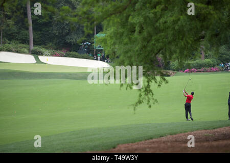 Augusta, USA. 14. Apr 2019. Tiger Woods (USA) Uhren sein Schuß auf dem 13 Loch während der letzten Runde des Masters 2019-Turnier an der Augusta National Golf Club in Augusta, Georgia, USA, am 14. April 2019. Credit: Koji Aoki/LBA SPORT/Alamy leben Nachrichten Stockfoto