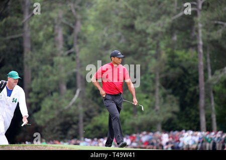 Augusta, USA. 14. Apr 2019. Tiger Woods (USA) auf dem 18 Loch während der letzten Runde des Masters 2019-Turnier an der Augusta National Golf Club in Augusta, Georgia, USA, am 14. April 2019. Credit: Koji Aoki/LBA SPORT/Alamy leben Nachrichten Stockfoto