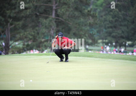 Augusta, USA. 14. Apr 2019. Tiger Woods (USA) auf dem 18 Loch während der letzten Runde des Masters 2019-Turnier an der Augusta National Golf Club in Augusta, Georgia, USA, am 14. April 2019. Credit: Koji Aoki/LBA SPORT/Alamy leben Nachrichten Stockfoto