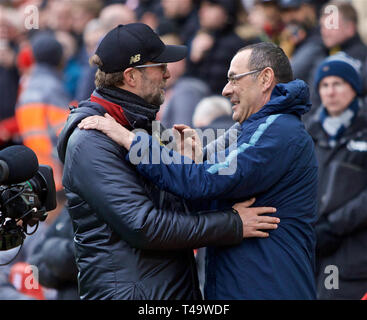 Liverpool. 15 Apr, 2019. Liverpool Manager Jürgen Klopp (L) umarmt Chelsea's Manager Maurizio Sarri während der Englischen Premier League Spiel zwischen dem FC Liverpool und Chelsea FC bei Anfield in Liverpool, Großbritannien am 14. April 2019. Liverpool gewann 2-0. Quelle: Xinhua/Alamy leben Nachrichten Stockfoto