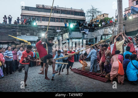 Peking, Indien. 14 Apr, 2019. Anhänger führen Rituale während der Shiva Gajan Festival am Vorabend der bengalischen Neujahr in Kolkata, Indien, am 14. April 2019. Gläubigen Hindu devotees angebotenen Rituale und symbolische Opfer, die das Neue Jahr des bengalischen Kalender markieren. Credit: tumpa Mondal/Xinhua/Alamy leben Nachrichten Stockfoto