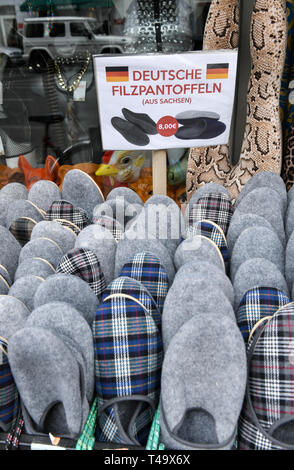 Berlin, Deutschland. 11 Apr, 2019. Ein Geschäft in der Eberswalder Straße wirbt mit "Deutsche Hausschuhe aus Sachsen". Foto: Jens Kalaene/dpa-Zentralbild/ZB/dpa/Alamy leben Nachrichten Stockfoto