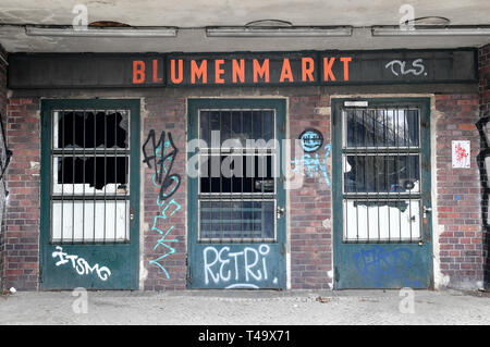 Berlin, Deutschland. 11 Apr, 2019. "Blumenmarkt" steht über dem Eingang Türen zu den stillgelegten Wernerwerk Bahnhof. Die Siemensbahn ist eine S-Bahn in Berlin. Es ist nach der Firma Siemens & Halske, der die Linie gebaut. Es ist fast vier und einen halben Kilometer lang und hat außer Betrieb, da die Reichsbahn Streik im September 1980 gewesen. Nach der Siemens AG beschlossen, im Oktober 2018 ein Campus für Forschungszwecke in den Siemens Stadt zu bauen, das Unternehmen und der Senat sprach sich dafuer aus, Reaktivierung der Siemens Bahn. Foto: Jens Kalaene/dpa-Zentralbild/dpa/Alamy leben Nachrichten Stockfoto