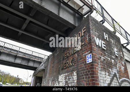 Berlin, Deutschland. 11 Apr, 2019. Die geschlossene Station Wernerwerk. Die ausrangierte Siemensbahn ist eine S-Bahn in Berlin. Es ist nach der Firma Siemens & Halske, der die Linie gebaut. Es ist fast vier und einen halben Kilometer lang und hat außer Betrieb, da die Reichsbahn Streik im September 1980 gewesen. Nach der Siemens AG beschlossen, im Oktober 2018 ein Campus für Forschungszwecke in den Siemens Stadt zu bauen, das Unternehmen und der Senat sprach sich dafuer aus, Reaktivierung der Siemens Bahn. Foto: Jens Kalaene/dpa-Zentralbild/dpa/Alamy leben Nachrichten Stockfoto