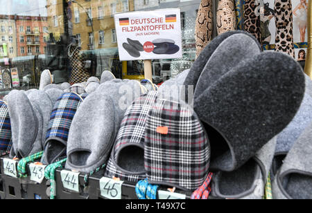 Berlin, Deutschland. 11 Apr, 2019. Ein Geschäft in der Eberswalder Straße wirbt mit "Deutsche Hausschuhe aus Sachsen". Foto: Jens Kalaene/dpa-Zentralbild/ZB/dpa/Alamy leben Nachrichten Stockfoto