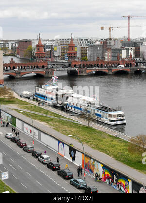 Berlin, Deutschland. 11 Apr, 2019. Blick auf die mühlenstraße und der Oberbaumbrücke. Foto: Jens Kalaene/dpa-Zentralbild/dpa/Alamy leben Nachrichten Stockfoto