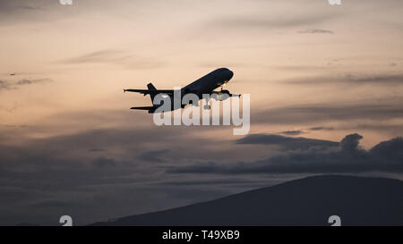 Richmond, British Columbia, Kanada. 14 Apr, 2019. Eine Air Canada Airbus A320 Jetliner macht sich in der Dämmerung von Vancouver International Airport. Credit: bayne Stanley/ZUMA Draht/Alamy leben Nachrichten Stockfoto