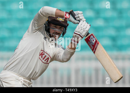 London, Großbritannien. 14 Apr, 2019. Rory Verbrennungen batting in Surrey auf Essex am letzten Tag der Specsavers County Championship Match am Kia Oval. Quelle: David Rowe/Alamy leben Nachrichten Stockfoto