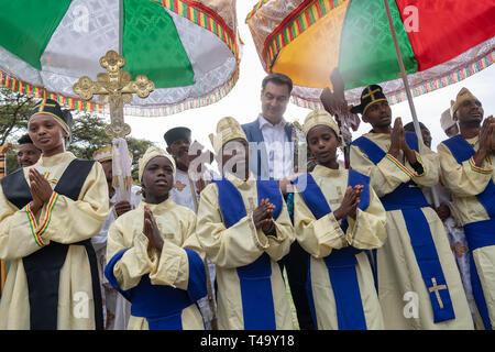 Addis Abeba, Äthiopien. 15 Apr, 2019. Markus Söder (CSU), Ministerpräsident von Bayern, besucht das Projekt "Kirche Wald" für die Wiederaufforstung und die nachhaltige Nutzung am ersten Tag seiner ersten großen Auslandsreise in Äthiopien. Der CSU-Chef wird das Land am Horn von Afrika bis zum 18. April 2019. Credit: Peter Kneffel/dpa/Alamy leben Nachrichten Stockfoto