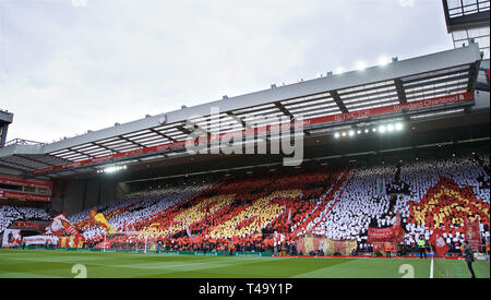 (190415) - Liverpool, April 15, 2019 (Xinhua) - Liverpool Unterstützer bilden ein Mosaik zum Gedenken an die 96 Opfer der Hillsborough Stadion Katastrophe, vor der Englischen Premier League Spiel zwischen dem FC Liverpool und Chelsea FC bei Anfield in Liverpool, Großbritannien am 14. April 2019. April 15 markiert den 30. Jahrestag der Katastrophe. (Xinhua) für die redaktionelle Verwendung. Nicht FÜR DEN VERKAUF FÜR MARKETING ODER WERBEKAMPAGNEN. Keine VERWENDUNG MIT NICHT AUTORISIERTEN Audio-, Video-, Daten-, SPIELPLÄNE, Verein/LIGA LOGOS ODER "LIVE" Dienstleistungen. IN-MATCH VERWENDUNG BESCHRÄNKT AUF 45 Bilder, kein Video EMULATION ONLINE. Keine VERWENDUNG IN WETTEN, GA Stockfoto