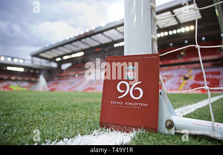 (190415) - Liverpool, April 15, 2019 (Xinhua) - ein offizielles Match Day Programm, Kennzeichnung 30 Jahre Hillsborough Stadion Katastrophe und den Tod von 96 Liverpool Unterstützer zu einem FA-Cup Halbfinale, wird dargestellt, bevor die Englische Premier League Spiel zwischen dem FC Liverpool und Chelsea FC bei Anfield in Liverpool, Großbritannien am 14. April 2019. April 15 markiert den 30. Jahrestag der Katastrophe. (Xinhua) für die redaktionelle Verwendung. Nicht FÜR DEN VERKAUF FÜR MARKETING ODER WERBEKAMPAGNEN. Keine VERWENDUNG MIT NICHT AUTORISIERTEN Audio-, Video-, Daten-, SPIELPLÄNE, Verein/LIGA LOGOS ODER "LIVE" Dienstleistungen. On-line-IN-VERWENDUNG Stockfoto