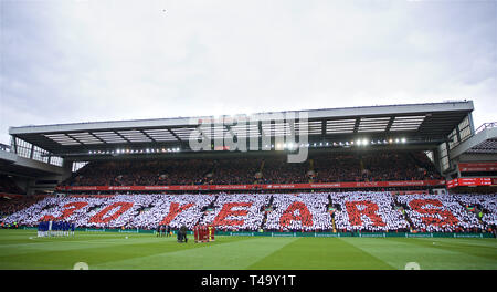 (190415) - Liverpool, April 15, 2019 (Xinhua) - Liverpool Unterstützer bilden ein Mosaik markiert den 30. Jahrestag der Katastrophe von Hillsborough Stadion vor der Englischen Premier League Spiel zwischen dem FC Liverpool und Chelsea FC bei Anfield in Liverpool, Großbritannien am 14. April 2019. April 15 markiert den 30. Jahrestag der Katastrophe. (Xinhua) für die redaktionelle Verwendung. Nicht FÜR DEN VERKAUF FÜR MARKETING ODER WERBEKAMPAGNEN. Keine VERWENDUNG MIT NICHT AUTORISIERTEN Audio-, Video-, Daten-, SPIELPLÄNE, Verein/LIGA LOGOS ODER "LIVE" Dienstleistungen. IN-MATCH VERWENDUNG BESCHRÄNKT AUF 45 Bilder, kein Video EMULATION ONLINE. Keine VERWENDUNG IN WETTEN, GAM Stockfoto