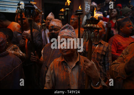 Bhaktapur, Nepal. 15 Apr, 2019. Nepalesische Anhänger tragen traditionelle Fackel, wie Sie Parade rund um die antike Stadt während Sindoor Festival in Thimi in Bhaktapur, Nepal am Montag, 15. April 2019. Nachtschwärmer durchgeführt Wagen der hinduistischen Götter und Göttinnen und schleuderte vermillion Pulver auf einander als Teil der Feiern Beginn der Nepalesischen neues Jahr. Credit: Skanda Gautam/ZUMA Draht/Alamy leben Nachrichten Stockfoto
