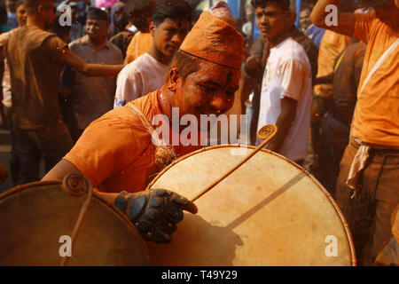 Bhaktapur, Nepal. 15 Apr, 2019. Nepalesische Nachtschwärmer spielen traditionellen Trommeln, wie sie Parade rund um die antike Stadt während Sindoor Festival in Thimi in Bhaktapur, Nepal am Montag, 15. April 2019. Nachtschwärmer durchgeführt Wagen der hinduistischen Götter und Göttinnen und schleuderte vermillion Pulver auf einander als Teil der Feiern Beginn der Nepalesischen neues Jahr. Credit: Skanda Gautam/ZUMA Draht/Alamy leben Nachrichten Stockfoto