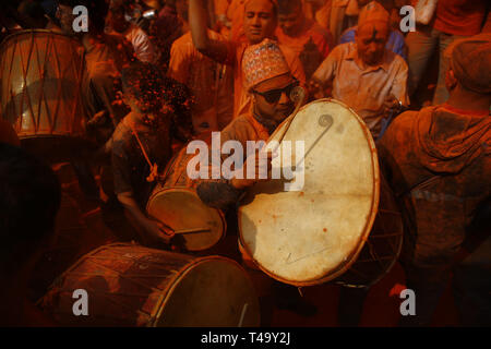 Bhaktapur, Nepal. 15 Apr, 2019. Nepalesische Nachtschwärmer spielen traditionellen Trommeln, wie sie Parade rund um die antike Stadt während Sindoor Festival in Thimi in Bhaktapur, Nepal am Montag, 15. April 2019. Nachtschwärmer durchgeführt Wagen der hinduistischen Götter und Göttinnen und schleuderte vermillion Pulver auf einander als Teil der Feiern Beginn der Nepalesischen neues Jahr. Credit: Skanda Gautam/ZUMA Draht/Alamy leben Nachrichten Stockfoto