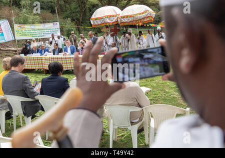 Addis Abeba, Äthiopien. 15 Apr, 2019. Markus Söder (CSU), Ministerpräsident von Bayern, besucht das Projekt "Kirche Wald" für die Wiederaufforstung und die nachhaltige Nutzung am ersten Tag seiner ersten großen Auslandsreise in Äthiopien. Der CSU-Chef wird das Land am Horn von Afrika bis zum 18. April 2019. Credit: Peter Kneffel/dpa/Alamy leben Nachrichten Stockfoto