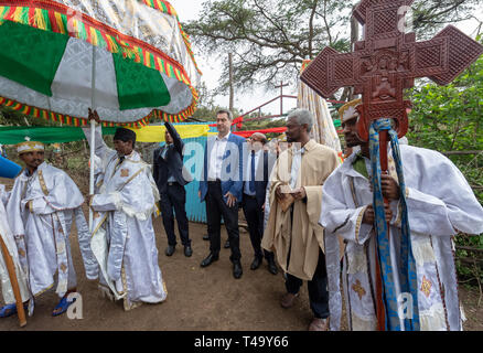 Addis Abeba, Äthiopien. 15 Apr, 2019. Markus Söder (CSU), Ministerpräsident von Bayern, besucht das Projekt "Kirche Wald" für die Wiederaufforstung und die nachhaltige Nutzung am ersten Tag seiner ersten großen Auslandsreise in Äthiopien. Der CSU-Chef wird das Land am Horn von Afrika bis zum 18. April 2019. Credit: Peter Kneffel/dpa/Alamy leben Nachrichten Stockfoto