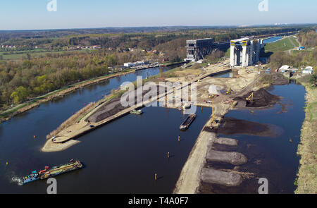 15. April 2019, Brandenburg, Niederfinow: Blick auf die Baustelle der neuen Schiff heben (r) und den alten Lift (l, Luftaufnahme mit einer Drohne). Seit 2009, der Wasser- und Schifffahrtsverwaltung des Bundes wurde die Errichtung eines neuen Schiffes heben Sie den alten technischen Denkmal auf der Oder-Havel-wasserstraße von 1934, das als einen Engpass auf dem Wasserweg von Berlin an die Ostsee zu ersetzen. Derzeit die unteren äußeren Hafen wird durch Bagger ausgegraben. Um dies zu tun, etwa 200.000 Kubikmeter Erde bewegt werden müssen. Den Testlauf des neuen Lift ist in ungefähr einem Jahr zu beginnen. Stockfoto