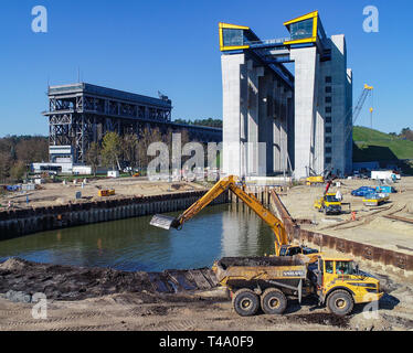 15. April 2019, Brandenburg, Niederfinow: Blick auf die Baustelle der neuen Schiff heben (r) und den alten Lift (l, Luftaufnahme mit einer Drohne). Seit 2009, der Wasser- und Schifffahrtsverwaltung des Bundes wurde die Errichtung eines neuen Schiffes heben Sie den alten technischen Denkmal auf der Oder-Havel-wasserstraße von 1934, das als einen Engpass auf dem Wasserweg von Berlin an die Ostsee zu ersetzen. Derzeit die unteren äußeren Hafen wird durch Bagger ausgegraben. Um dies zu tun, etwa 200.000 Kubikmeter Erde bewegt werden müssen. Den Testlauf des neuen Lift ist in ungefähr einem Jahr zu beginnen. Stockfoto