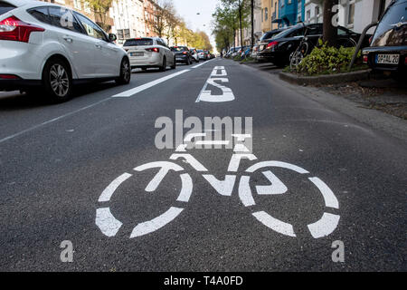 15. April 2019, Nordrhein-Westfalen, Düsseldorf: Der Schriftzug 'Bus' steht auf der Spur. Am 15.04.2019, den ersten Umweltbericht Lane ist in Betrieb Merowingerstraße in Düsseldorf zu gehen. Die Titel sollen helfen, diesel Fahrverbote abzuwenden. Nur Busse, Fahrräder, Taxis und Autos mit Elektroantrieb werden erlaubt, auf sie zu fahren. Foto: Federico Gambarini/dpa Stockfoto