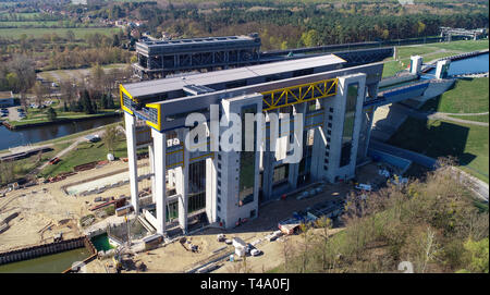 15. April 2019, Brandenburg, Niederfinow: Blick auf die Baustelle der Hubvorrichtung des neuen Schiff (vorne) und der alten Flaschenzug (hinter, Luftaufnahme mit einer Drohne). Seit 2009, der Wasser- und Schifffahrtsverwaltung des Bundes wurde die Errichtung eines neuen Schiffes heben Sie den alten technischen Denkmal auf der Oder-Havel-wasserstraße von 1934, das als einen Engpass auf dem Wasserweg von Berlin an die Ostsee zu ersetzen. Derzeit die unteren äußeren Hafen wird durch Bagger ausgegraben. Um dies zu tun, etwa 200.000 Kubikmeter Erde bewegt werden müssen. Den Testlauf des neuen Lift ist in etwa beginnen Stockfoto