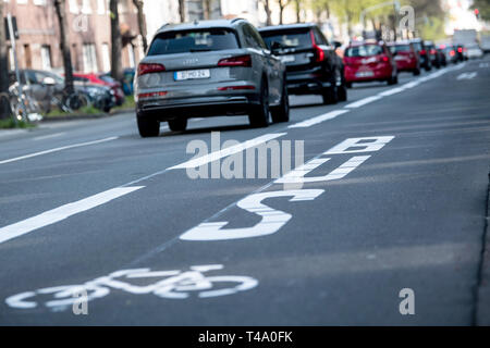 15. April 2019, Nordrhein-Westfalen, Düsseldorf: Der Schriftzug 'Bus' steht auf der Spur. Am 15.04.2019, den ersten Umweltbericht Lane ist in Betrieb Merowingerstraße in Düsseldorf zu gehen. Die Titel sollen helfen, diesel Fahrverbote abzuwenden. Nur Busse, Fahrräder, Taxis und Autos mit Elektroantrieb werden erlaubt, auf sie zu fahren. Foto: Federico Gambarini/dpa Stockfoto