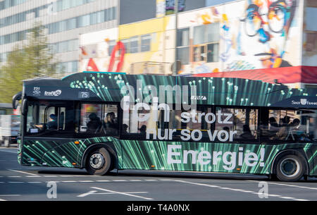 15. April 2019, Hessen, Frankfurt/Main: Ein elektrischer Bus fährt durch die Innenstadt im Testbetrieb. Der Probebetrieb dauert vier Tage und läuft auf zwei Routen. Foto: Boris Roessler/dpa Stockfoto