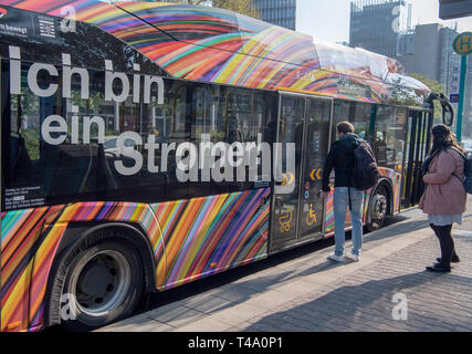 15. April 2019, Hessen, Frankfurt/Main: Ein elektrischer Bus fährt durch die Innenstadt im Testbetrieb. Der Probebetrieb dauert vier Tage und läuft auf zwei Routen. Foto: Boris Roessler/dpa Stockfoto