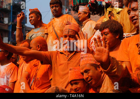 Thimi, Nepal. 15 Apr, 2019. Devotees verschmierte in Vermillion Pulver gesehen während des Festivals teilnehmen. Sindoor Jatra oder vermillion Pulver Festival jedes Jahr gefeiert wird die Ankunft des Frühlings und der Nepalesischen Neues Jahr, durch das Spielen von traditionellen Instrument, Gesang, Tanz und Durchführung von Wagen in mehrere Götter und Göttinnen um das Dorf willkommen zu heißen. Credit: Sunil Pradhan/SOPA Images/ZUMA Draht/Alamy leben Nachrichten Stockfoto