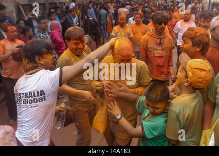 Thimi, Nepal. 15 Apr, 2019. Devotees verschmierte in Vermillion Pulver gesehen während des Festivals teilnehmen. Sindoor Jatra oder vermillion Pulver Festival jedes Jahr gefeiert wird die Ankunft des Frühlings und der Nepalesischen Neues Jahr, durch das Spielen von traditionellen Instrument, Gesang, Tanz und Durchführung von Wagen in mehrere Götter und Göttinnen um das Dorf willkommen zu heißen. Credit: Sunil Pradhan/SOPA Images/ZUMA Draht/Alamy leben Nachrichten Stockfoto