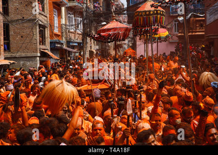 Thimi, Nepal. 15 Apr, 2019. Devotees verschmierte in Vermillion Pulver gesehen während des Festivals teilnehmen. Sindoor Jatra oder vermillion Pulver Festival jedes Jahr gefeiert wird die Ankunft des Frühlings und der Nepalesischen Neues Jahr, durch das Spielen von traditionellen Instrument, Gesang, Tanz und Durchführung von Wagen in mehrere Götter und Göttinnen um das Dorf willkommen zu heißen. Credit: Sunil Pradhan/SOPA Images/ZUMA Draht/Alamy leben Nachrichten Stockfoto