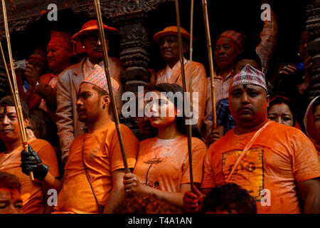 Thimi, Nepal. 15 Apr, 2019. Devotees verschmierte in Vermillion Pulver gesehen während des Festivals teilnehmen. Sindoor Jatra oder vermillion Pulver Festival jedes Jahr gefeiert wird die Ankunft des Frühlings und der Nepalesischen Neues Jahr, durch das Spielen von traditionellen Instrument, Gesang, Tanz und Durchführung von Wagen in mehrere Götter und Göttinnen um das Dorf willkommen zu heißen. Credit: Sunil Pradhan/SOPA Images/ZUMA Draht/Alamy leben Nachrichten Stockfoto