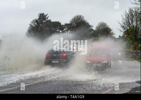 Skibbereen, West Cork, Irland. 15 Apr, 2019. Viel in Irland befindet sich mitten in einem Status Orange Niederschlag Warnung, ausgestellt von Met Éireann. Autos verhandeln einen Punkt Flut auf der N71 in der Nähe von Skibbereen. Credit: Andy Gibson/Alamy leben Nachrichten Stockfoto