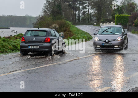 Skibbereen, West Cork, Irland. 15 Apr, 2019. Viel in Irland befindet sich mitten in einem Status Orange Niederschlag Warnung, ausgestellt von Met Éireann. Autos verhandeln einen Punkt Flut auf der N71 in der Nähe von Skibbereen. Credit: Andy Gibson/Alamy leben Nachrichten Stockfoto