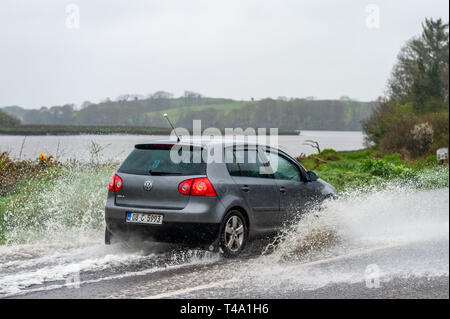 Skibbereen, West Cork, Irland. 15 Apr, 2019. Viel in Irland befindet sich mitten in einem Status Orange Niederschlag Warnung, ausgestellt von Met Éireann. Ein Auto verhandelt eine spot Flut auf der N71 in der Nähe von Skibbereen. Credit: Andy Gibson/Alamy leben Nachrichten Stockfoto