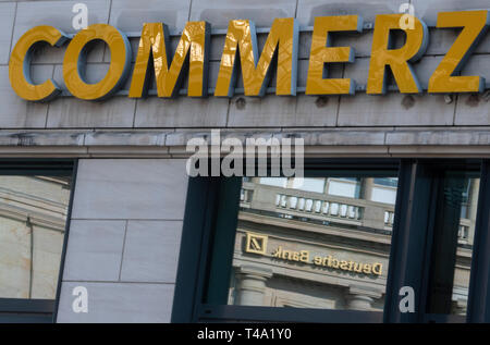 15. April 2019, Hessen, Frankfurt/Main: eine Filiale der Deutschen Bank und der Commerzbank ist nicht weit voneinander entfernt im Zentrum der Stadt. Finanzexperten halten eine Fusion der beiden Kreditinstitute möglich zu sein. Foto: Boris Roessler/dpa Stockfoto