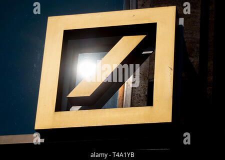 15. April 2019, Hessen, Frankfurt/Main: Das Logo der Bank bei einer Filiale der Deutschen Bank. Finanzexperten halten ein Zusammenschluss der Bank mit der Commerzbank möglich zu sein. Foto: Boris Roessler/dpa Stockfoto